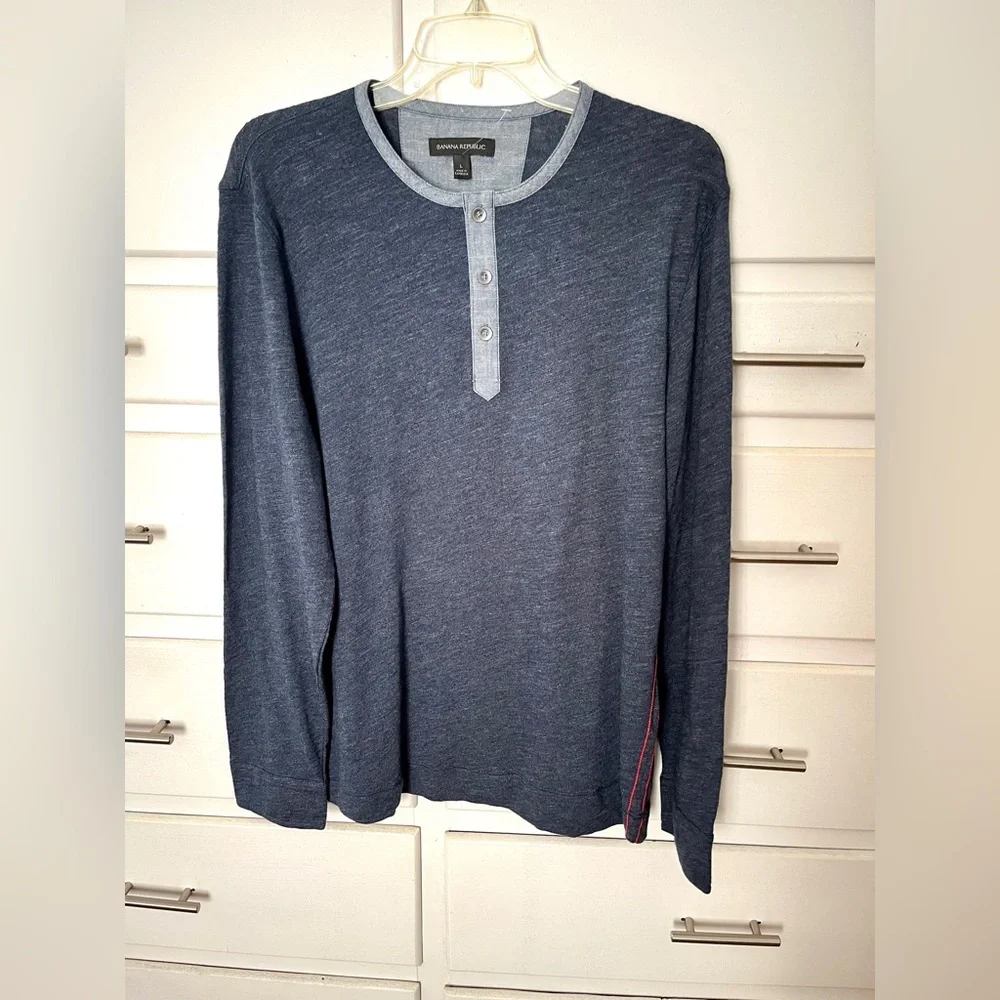 Banana Republic men’s top in blue size large